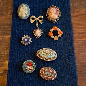 Lot of women’s brooches